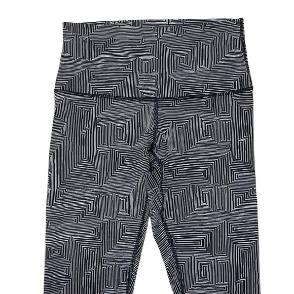 Lululemon Wunder Under Jacquard Maze Black White Print Mid Calf Leggings Sz 6 - Picture 2 of 4